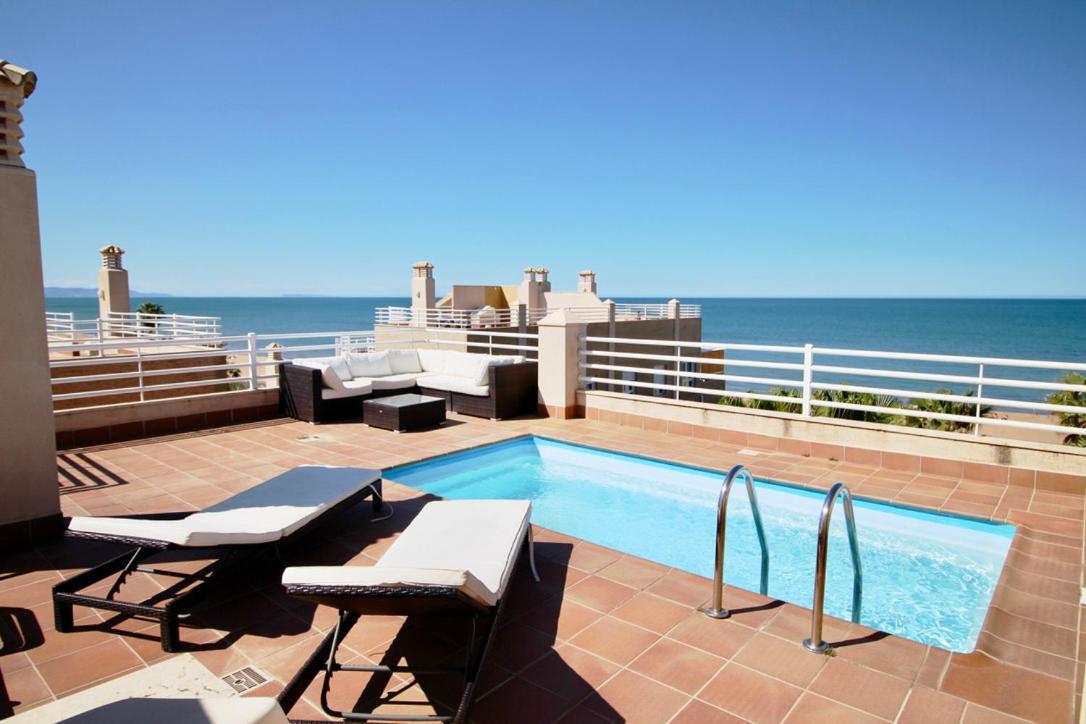 Atico Con Piscina Privada En Primera Linea Apartman Denia Kültér fotó