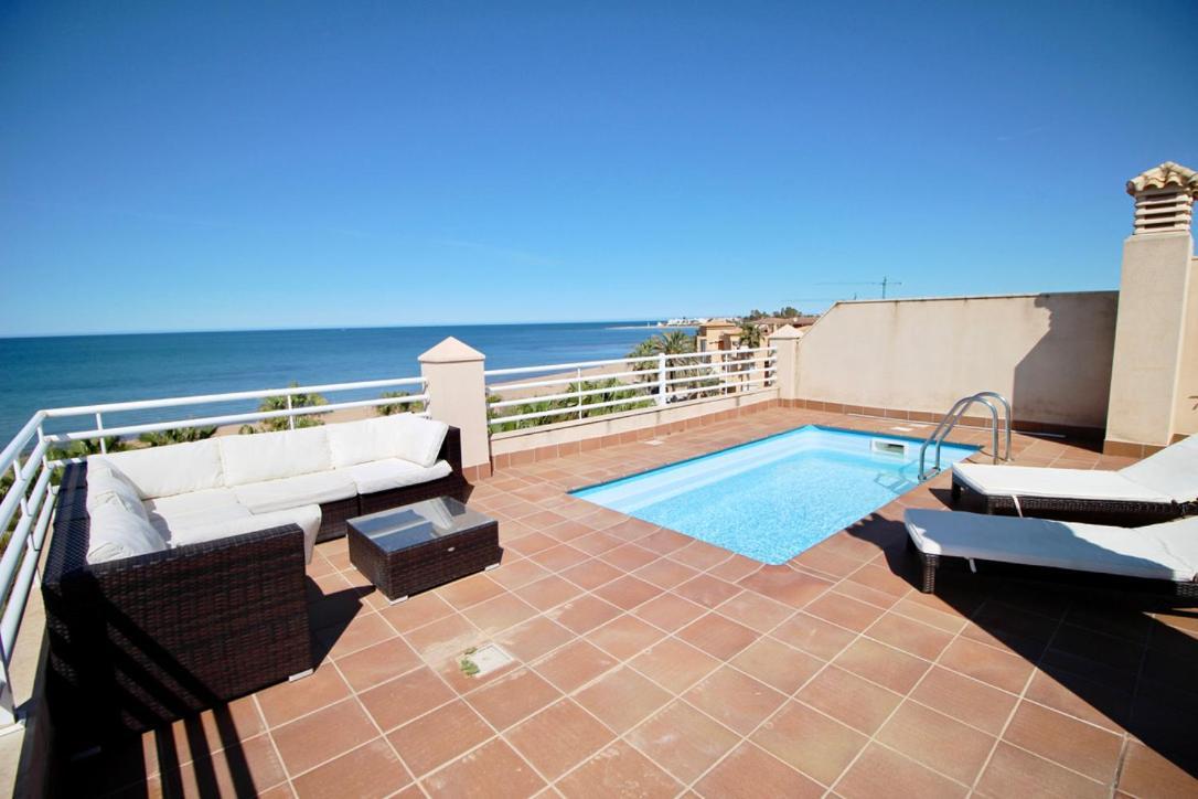 Atico Con Piscina Privada En Primera Linea Apartman Denia Kültér fotó
